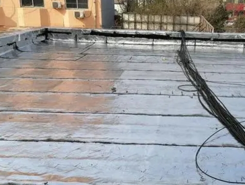 大姚卫生间漏水维修公司分享下大姚屋面楼顶防水刚性防水层施工要点。